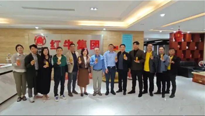 红牛集团迎省市商会莅临考察提神宝零色素功能饮料引爆新纪元